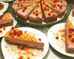 Puolukkaraakakakku. Puolukkaraakakakku sisältää kokonaisia puolukoita, jotka lisäävät raikkauden makua. Cashewpähkinöillä teemme kakkuun täyteläisen ja ihanan pehmeän täytteen. Makeutuksena on käytetty vain taateleita ja agave-siirappia. Käytämme vain suomalaisia marjoja. Puolukkaraakakakku