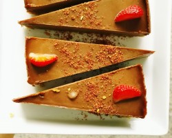 Suklaaraakakakku. Kaakaopavun eri olomuodoista valmistettu aitoa suklaata sisältävä samettinen upeus. Suklaakakku makeutetaan kookossokerilla, joka saadaan kookospalmun kukinnosta tulevasta nektarista. Suklaaraakakakku