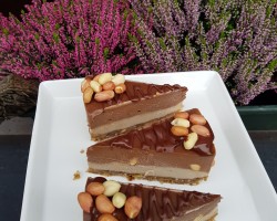 Sniku on meidän versio snikkersistä. Maapähkinävoi yhdistyy suklaaseen ja hituseen vanilijaa. Cashewpähkinä tekee pehmeän kermaisuuden. Päällä raakasuklaata. 20171121_172245