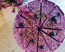 Mustaherukkaraakakakku on pähkinätön unelma, joka on raikas ja herkullinen. Mustaherukka-kookosraakakakku