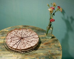 Suklaa-kookos. Ihana pähkinätön kakku, jossa yhdityvät täyteläinen suklaa ja raikas kookos. Tämä kakku sopii niin perheen pienemmille, kuin isommillekkin :) Bounty=suklaa-kookos